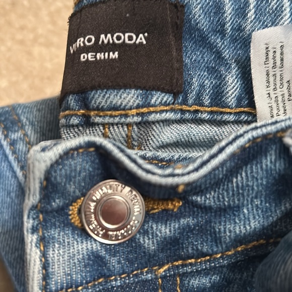 Vero Moda Mom Jean with belt - Picture 2 of 3